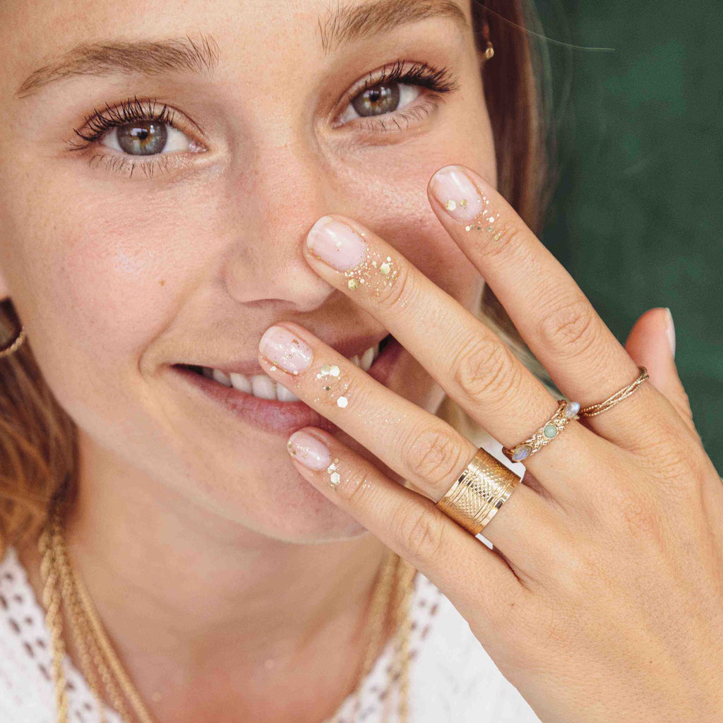 3 bagues portées : bague YSEULT PUR GGM, bague TRESSE PUR fine, bague FLORILÈGE en aventurine et labradorite