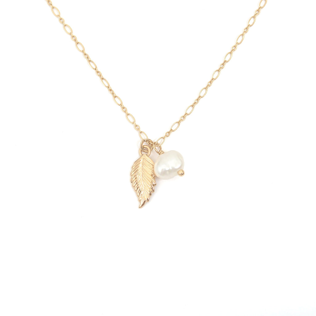 zoom sur le collier pendentif plume et perle d'au douce blanche