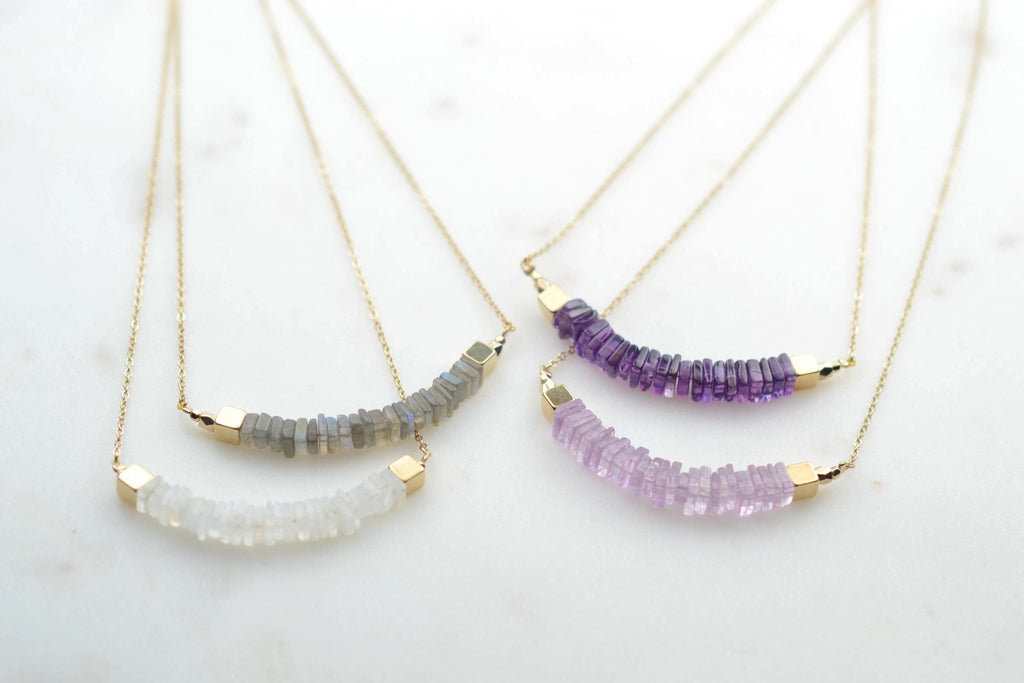 colliers chrysoprase de quatre couleurs : blanc, gris, violet clair et violet foncé