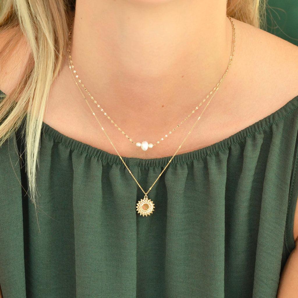 mannequin portant deux collier Lily Garden : le collier Aloha triple et le collier Sunflower pur