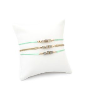 bracelets cordons labradorites présentés sur un coussins avec deux variations de cordons