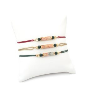 bracelets cordon en perles de verre et nacre crème, présentés sur un coussin