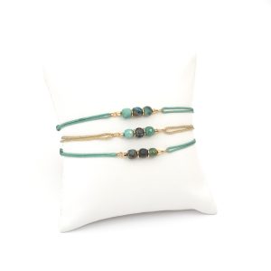 bracelets cordon avec trois pierres natuurelles (chrysocolle) présentés sur un coussin